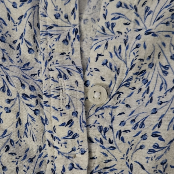 H&M Blue and White Floral Blouse. Size L. 3/4 Gathered Sleeves. - Picture 5 of 5